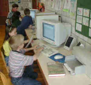 Schüler bei der Arbeit am Computer im Klassenzimmer