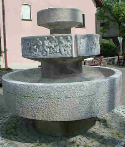 Der dreischalige Ortsbrunnen